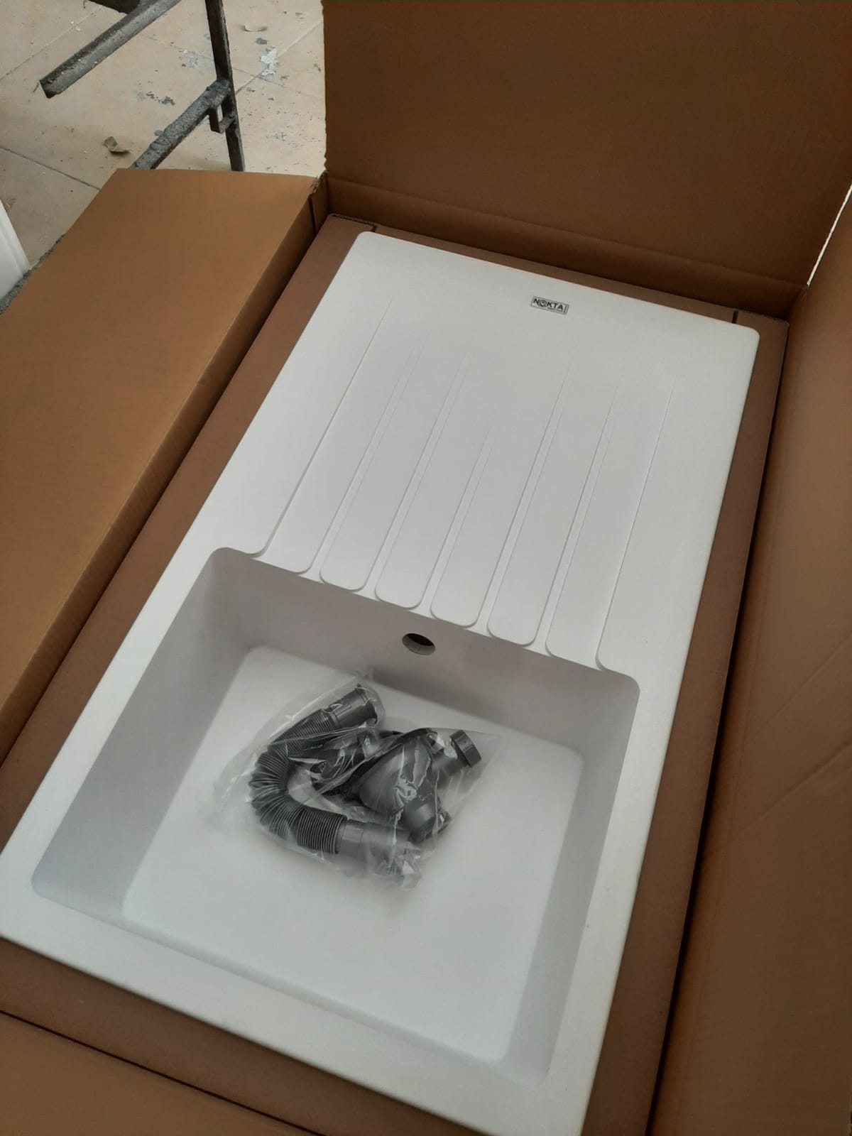 tek göz damlalıklı beyaz granit eviye