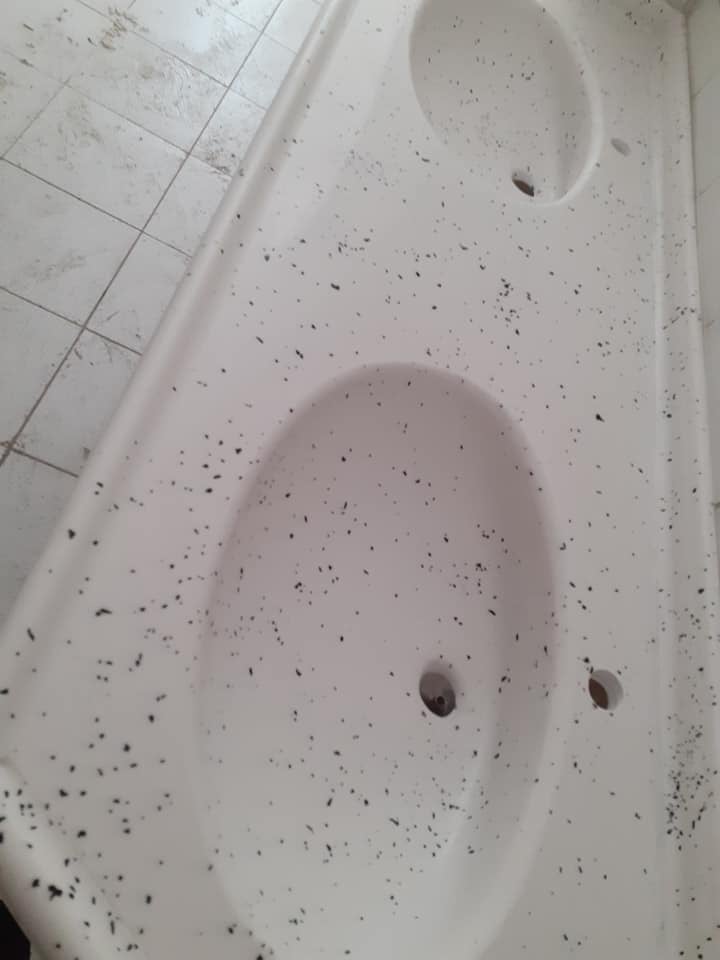 siyah yasprak beyaz mermerit banyo tezgahı lavabo okul lavabosu
