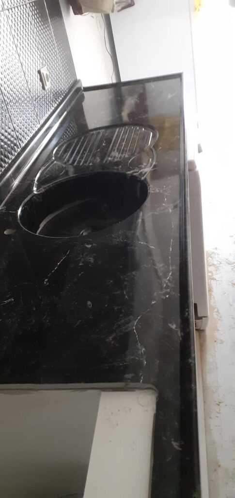 mermer desenli siyah mermerit mutfak tezgahı