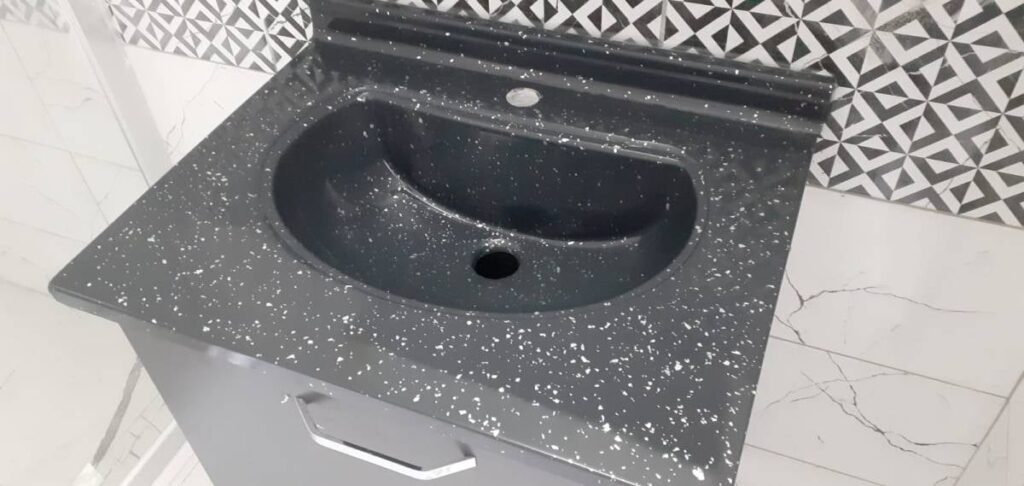 gümüş yapraklı siyah mermerit banyo lavabo tezgahı