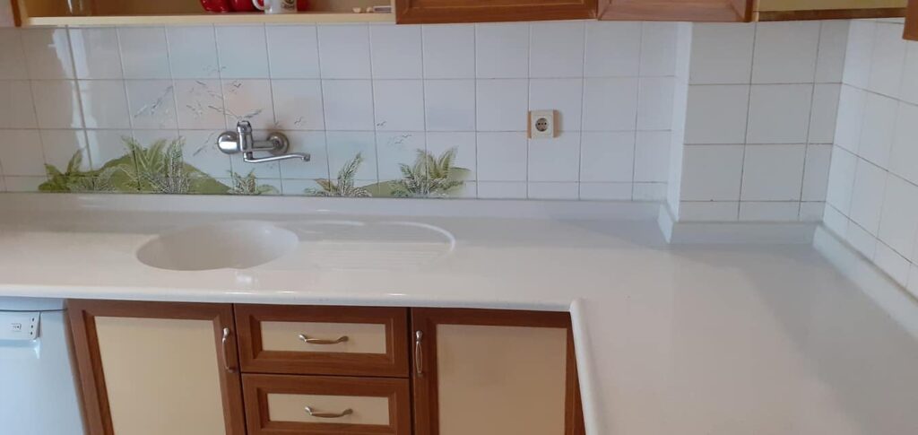 simli beyaz mermerit mutfak tezgahı krom kare evye