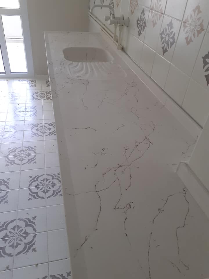 beyaz zemin saltın rengi damar mermerit mutfak tezgahı